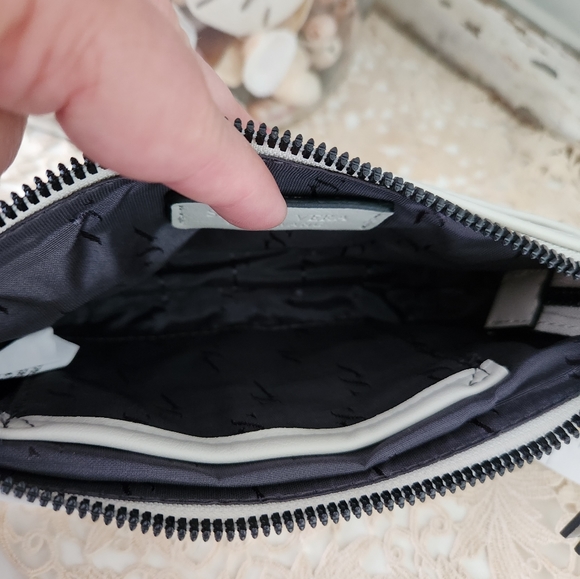 NWT  Simply Vera Wang Wristlet.  VEGAN LEATHER.  Creamy White - Picture 9 of 9